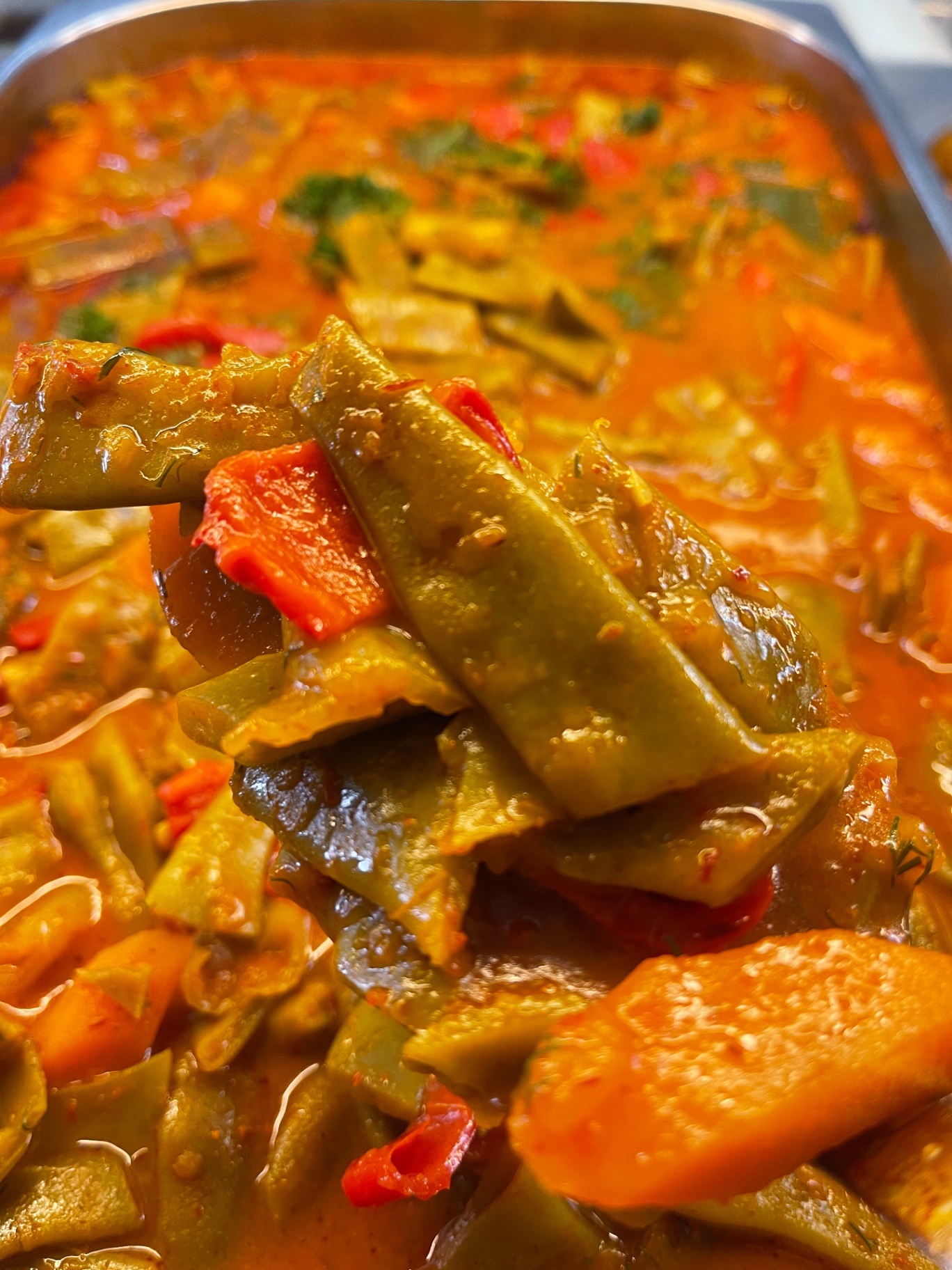 Grüne Bohnen mit Karotten in Tomatensauce