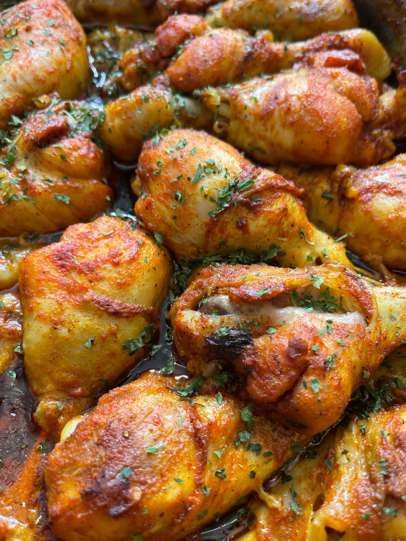 Gewürzte Hähnchenkeulen mit Petersilie
