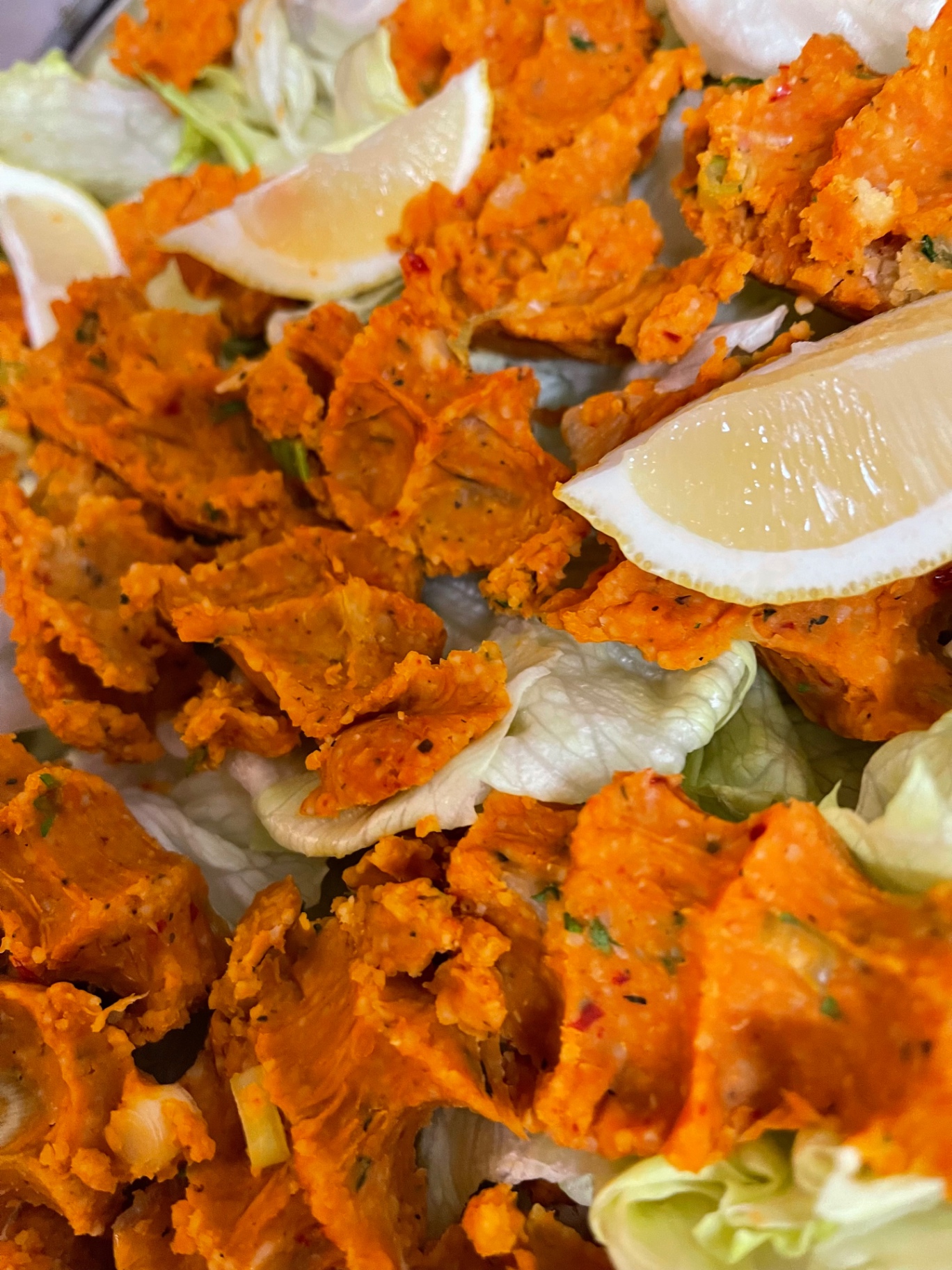 Çiğ Köfte mit Zitrone auf Salat
